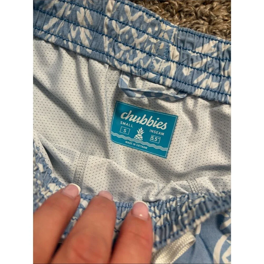 Chubbies Men’s The Thigh-Napples 5.5” Classic Swim Trunk Blue Pineapple Size S